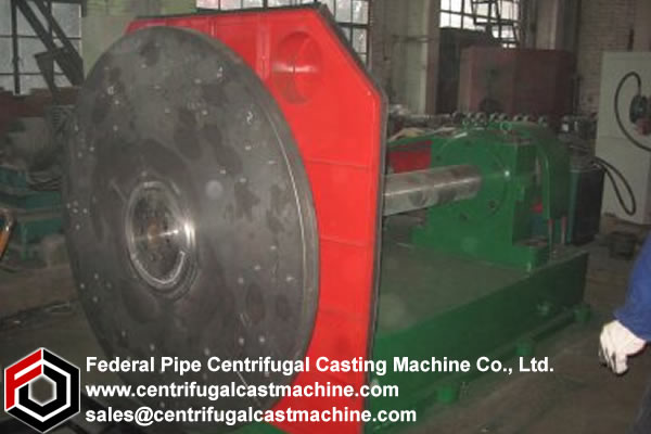 Carriage for a centrifugal casting machine and machine including said carriage